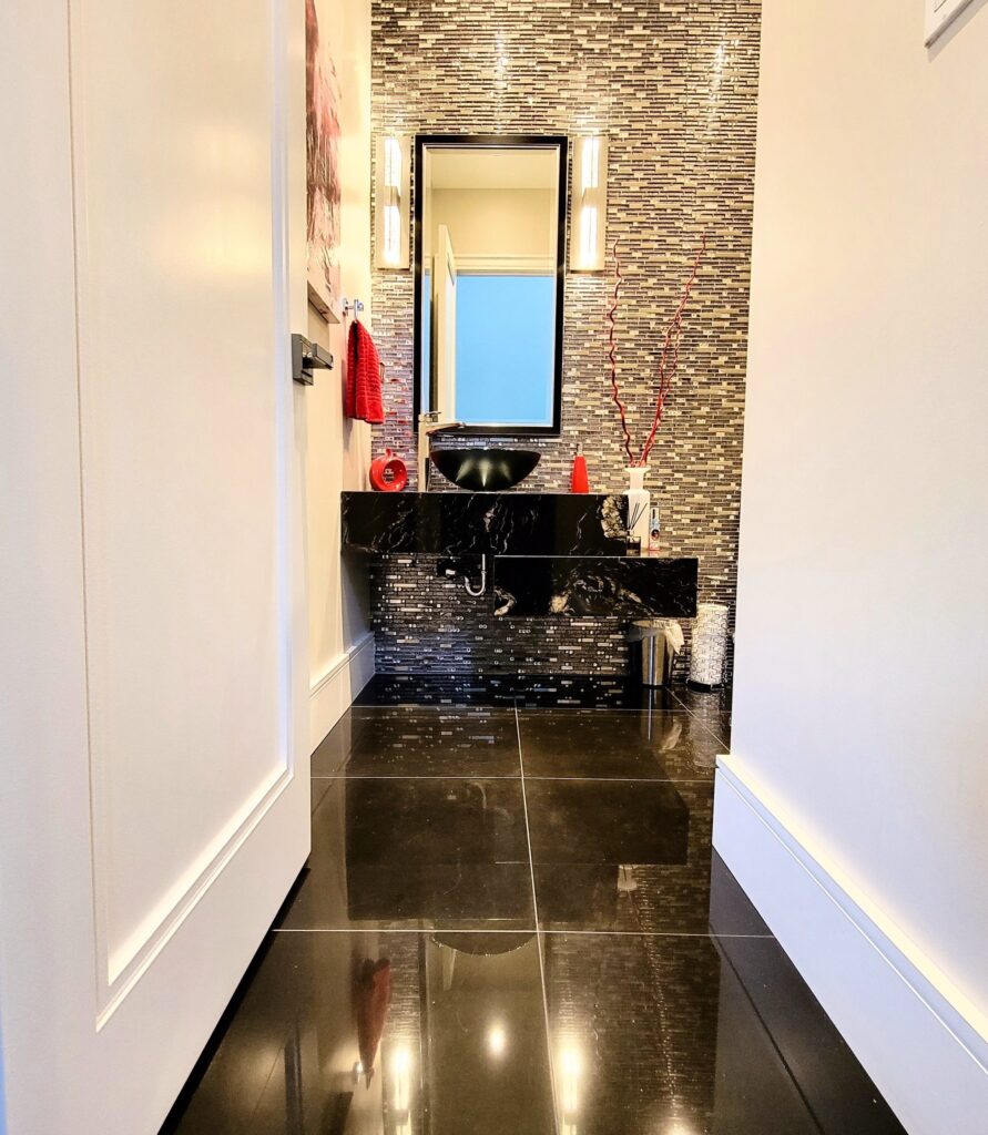 This elegant bathroom blends urban style with subtle luxury. Every fixture was chosen to maximize comfort and elevate the everyday routine.